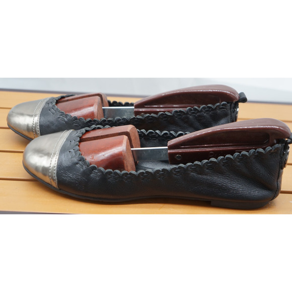 TORY BURCH ABBEY BLACK SILVER LEATHER REVA MEDALLION FLATS 7 $225 - Picture 1 of 11